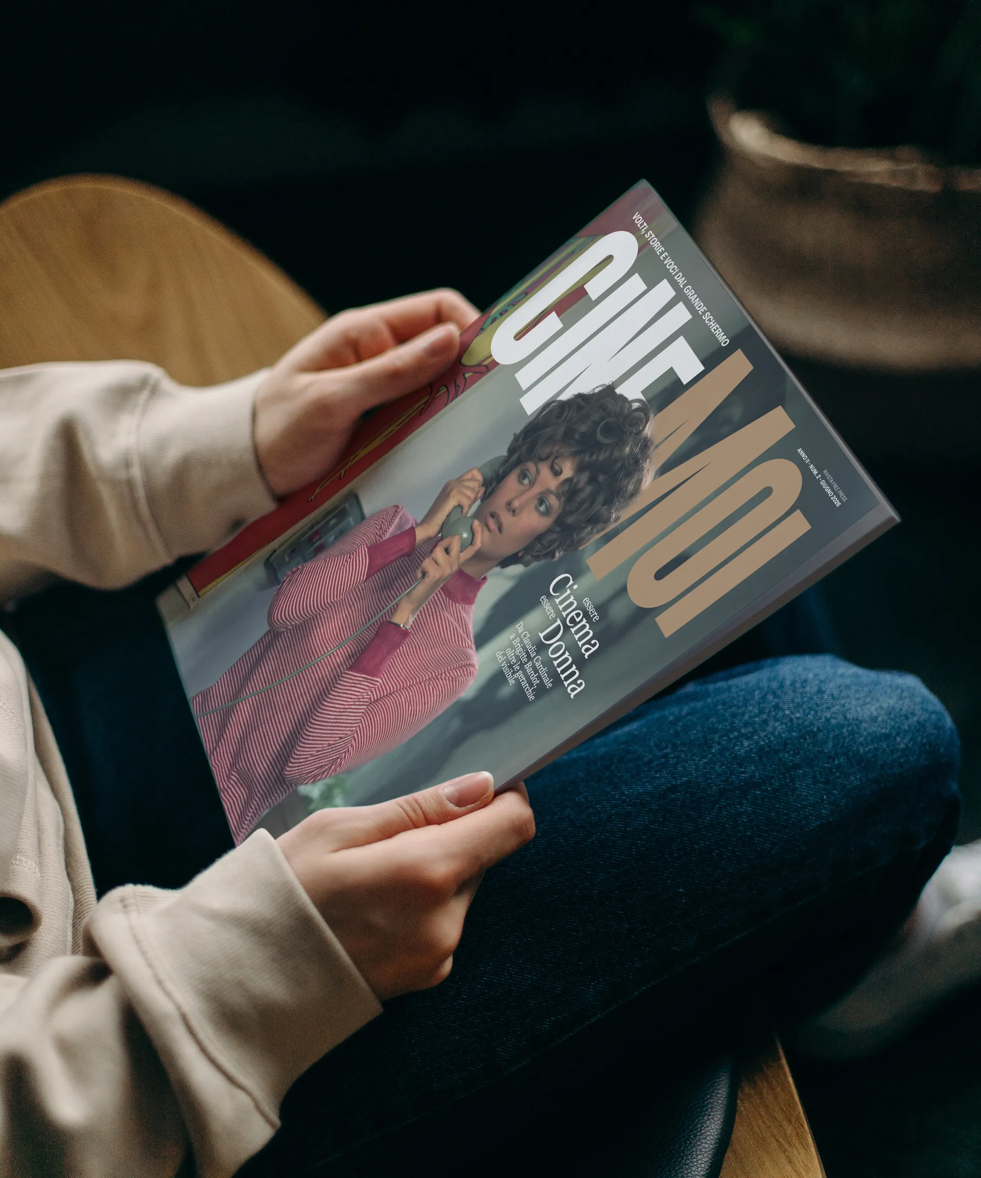 Magazine CineMoi tenuto tra le mani