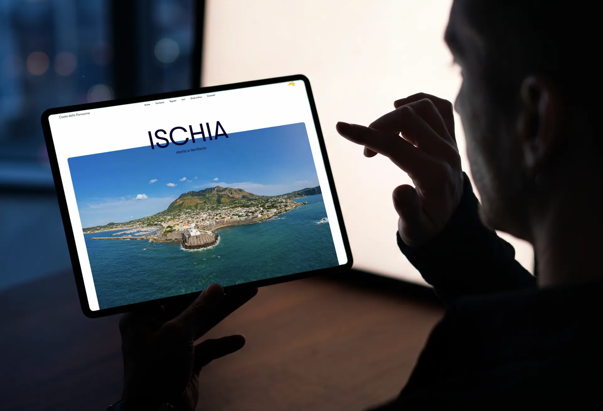 Pagina dedicata a Ischia del sito Costa delle Parracine visualizzata su tablet
