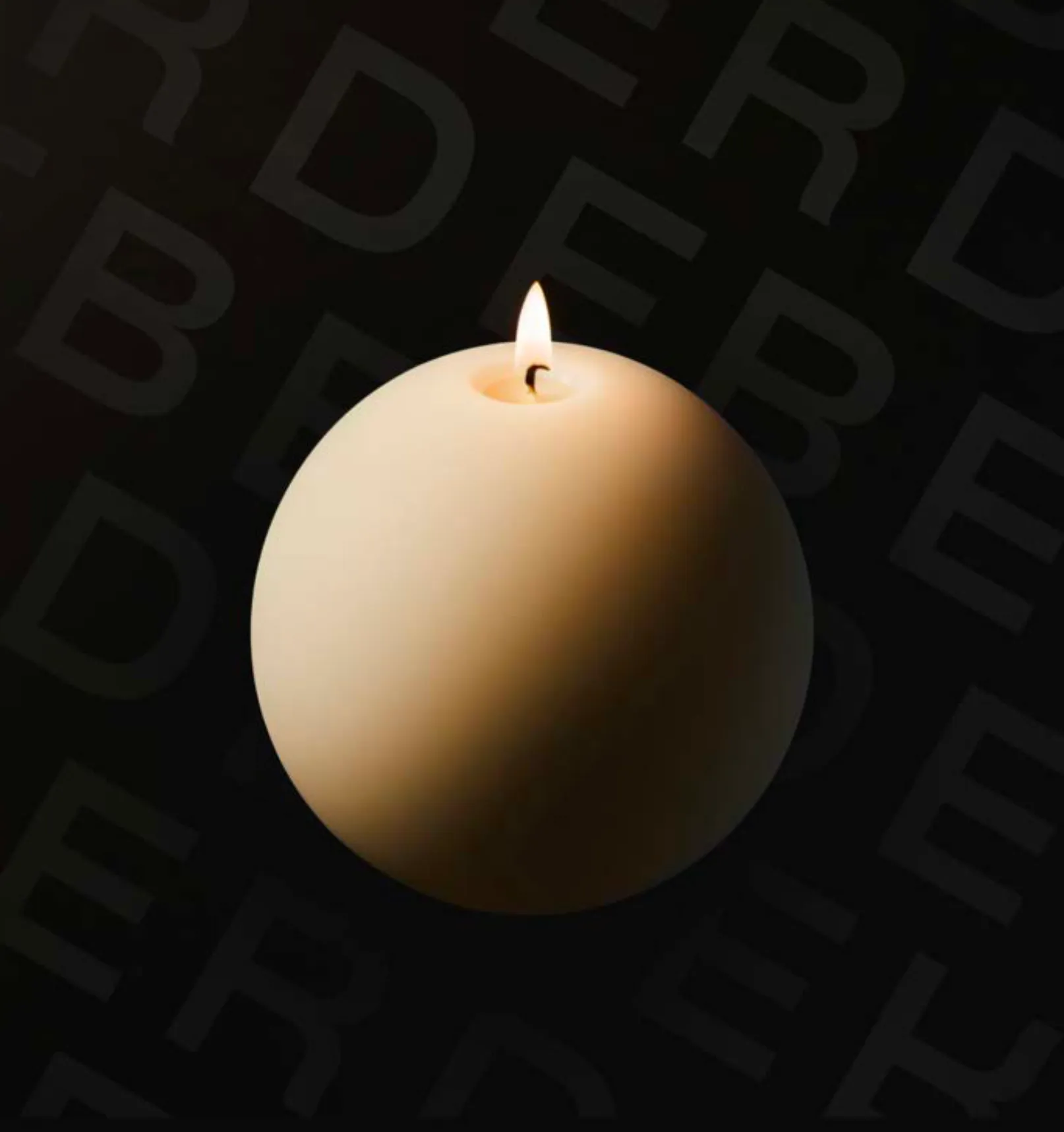 Candela sferica Deber accesa su fondo nero