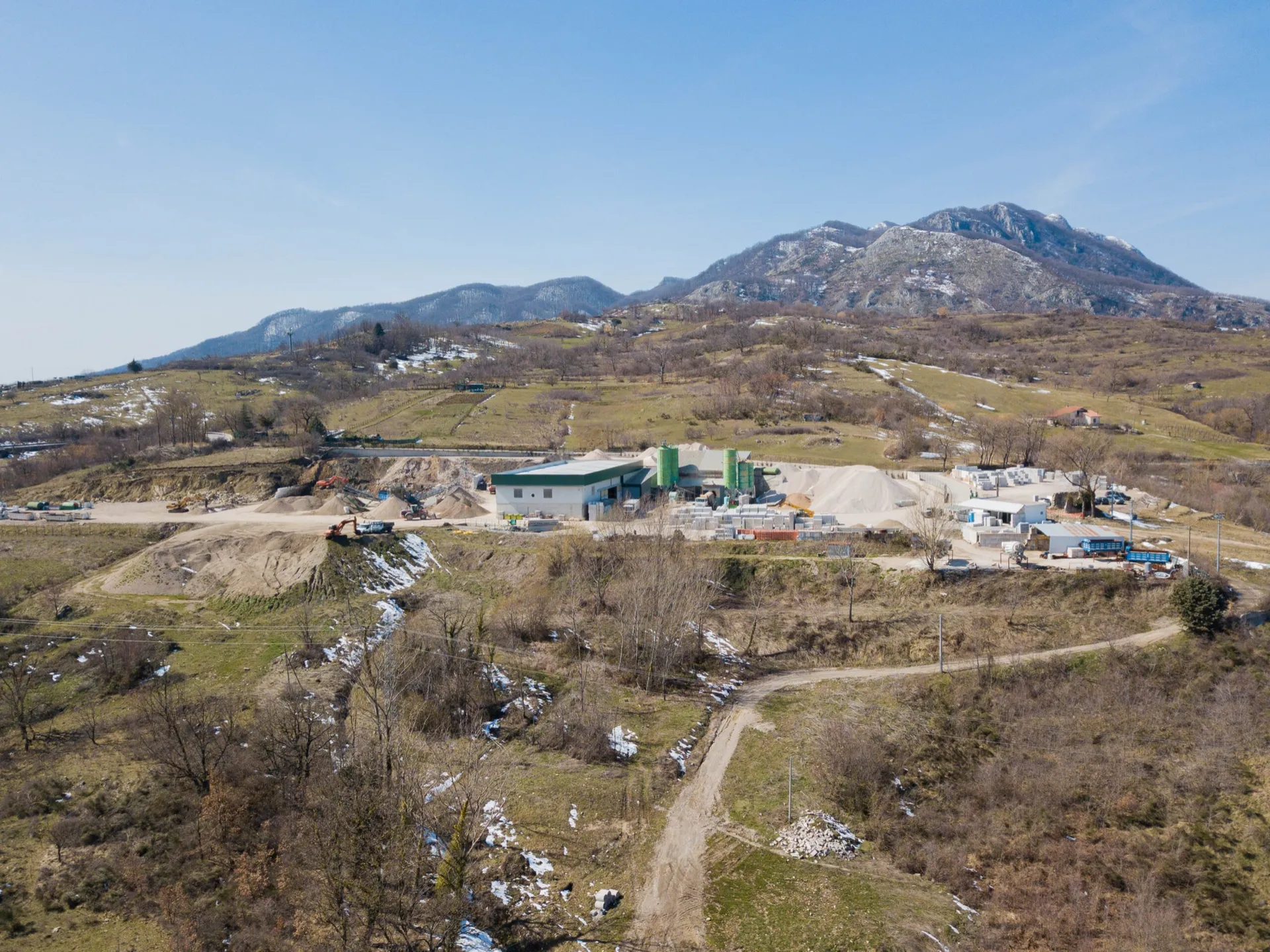 Stabilimento Porfido Calcestruzzi nel paesaggio