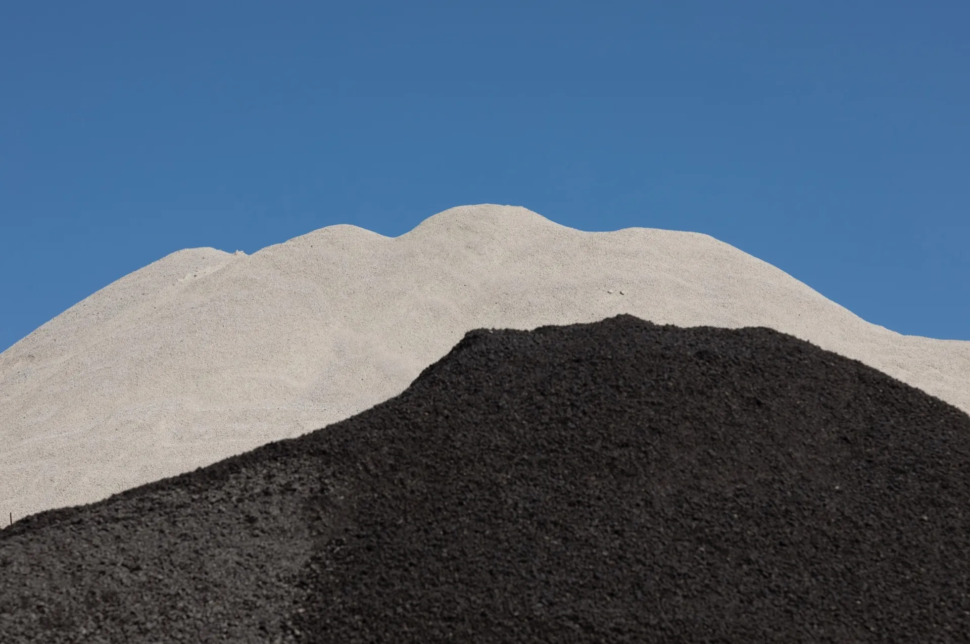 Cumuli di materiali nello stabilimento Porfido