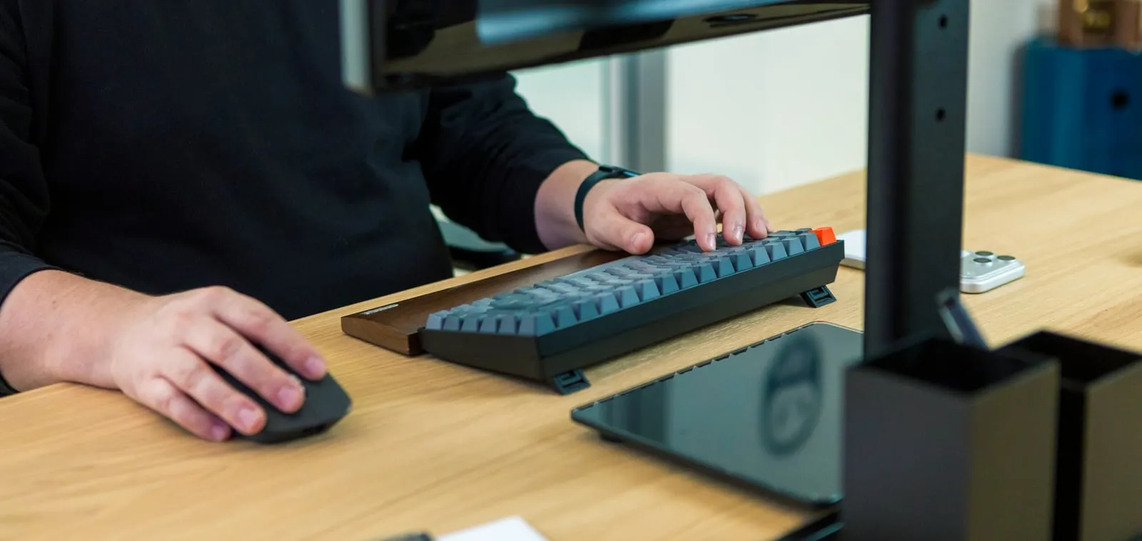 Dettaglio di una persona al lavoro alla scrivania del coworking Shibui