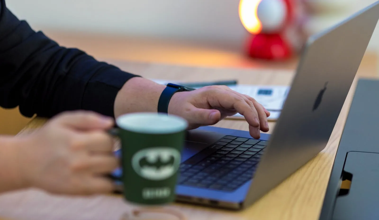 Lavoro al computer portatile con una tazza di caffè sulla scrivania