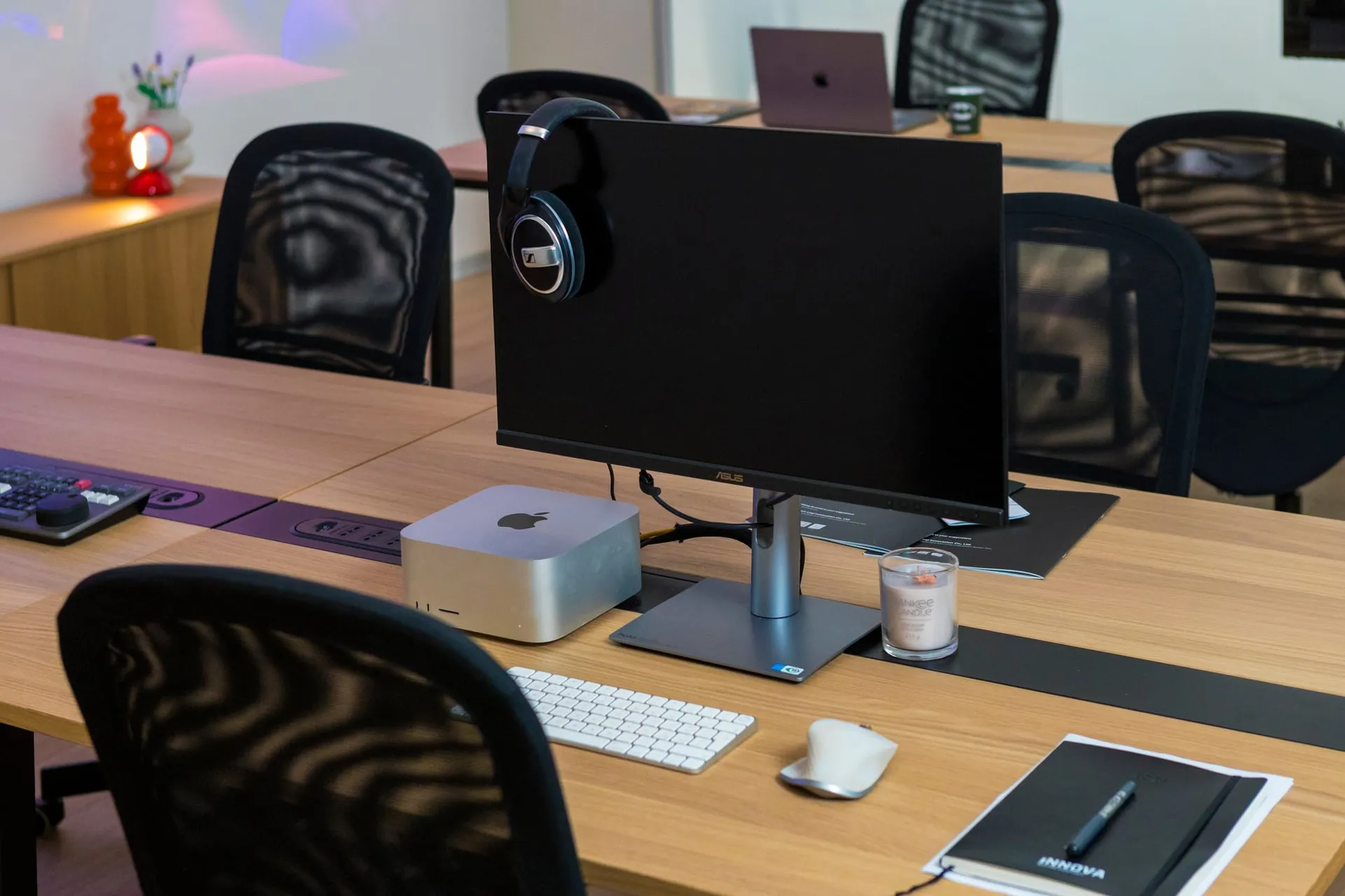 Scrivanie condivise e postazioni di lavoro nello studio Shibui