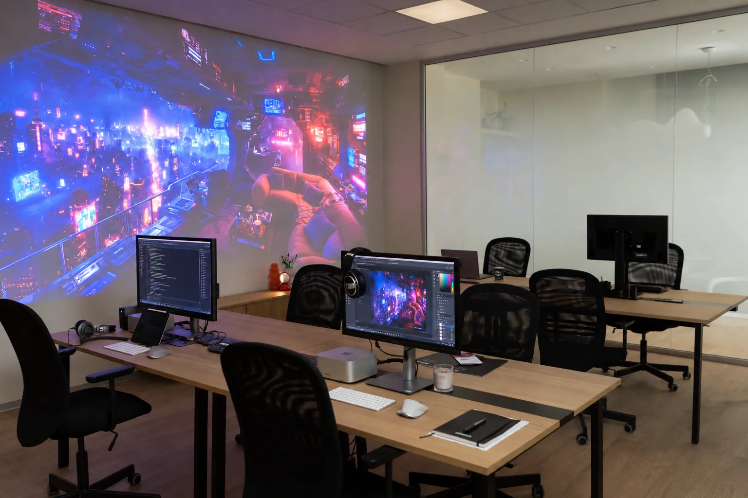 Vista d’insieme della sala coworking Shibui, con tutte le postazioni e la proiezione sulla parete