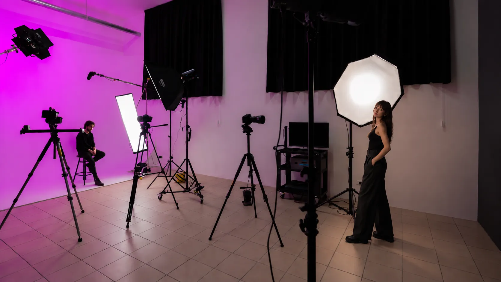 Vista della sala posa con set fotografici, videocamere e illuminazione professionale